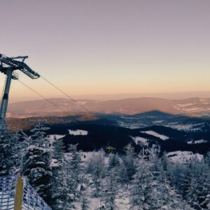 Zimowa odyseja w górach: Wyciąg krzesełkowy jako brama do krainy śnieżnej magii